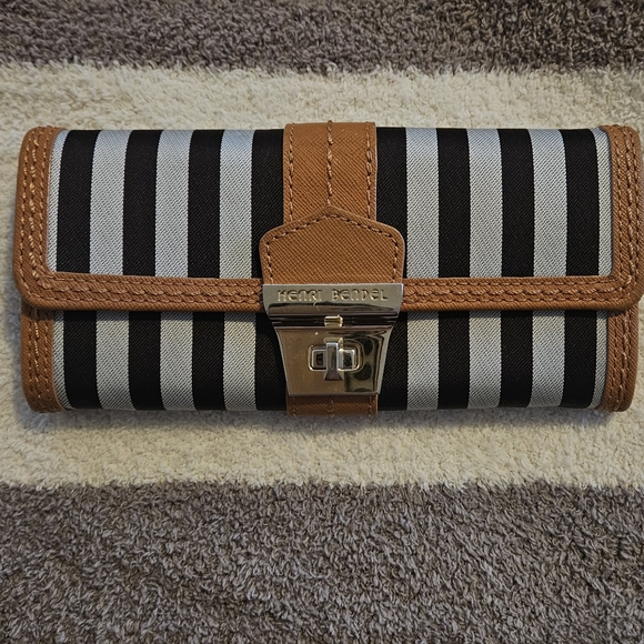 LIKE NEW Henri Bendel Wallet with Twist Lock